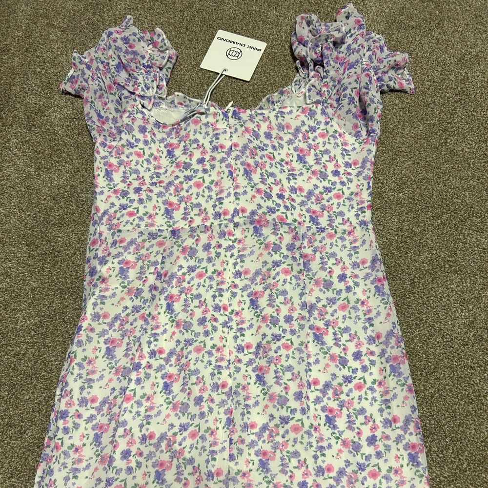 Floral Senior Picture Dress
Never worn- It was too small on me 
Size 6 (Medium)